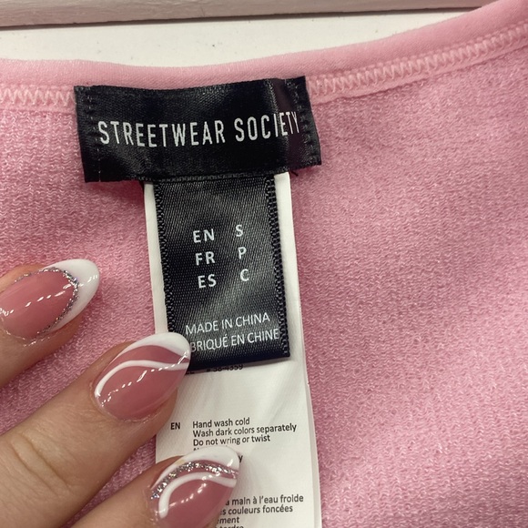 BRAND NEW NEVER WORN cute pink cropped shirt, size small - Picture 2 of 4